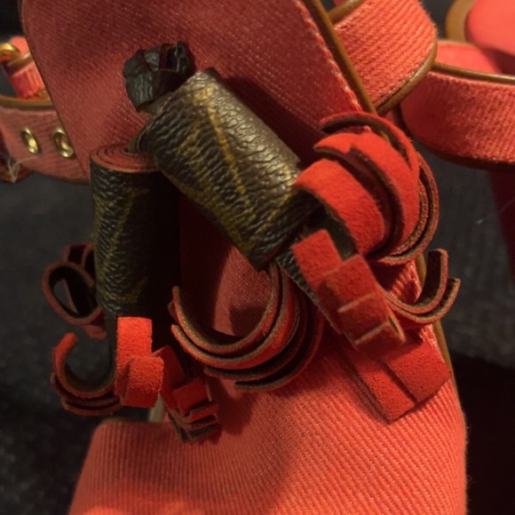 Louis Vuitton wedge heels . 38.5 ( I am a true 7.5 some 8) and it fits me well - Picture 3 of 6